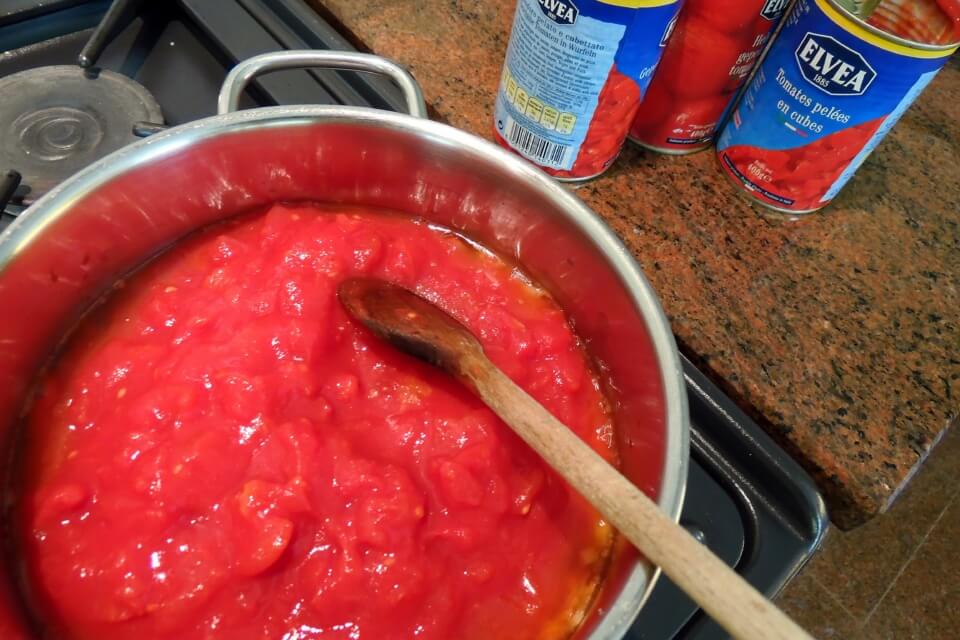 Спагеті з червоним соусом