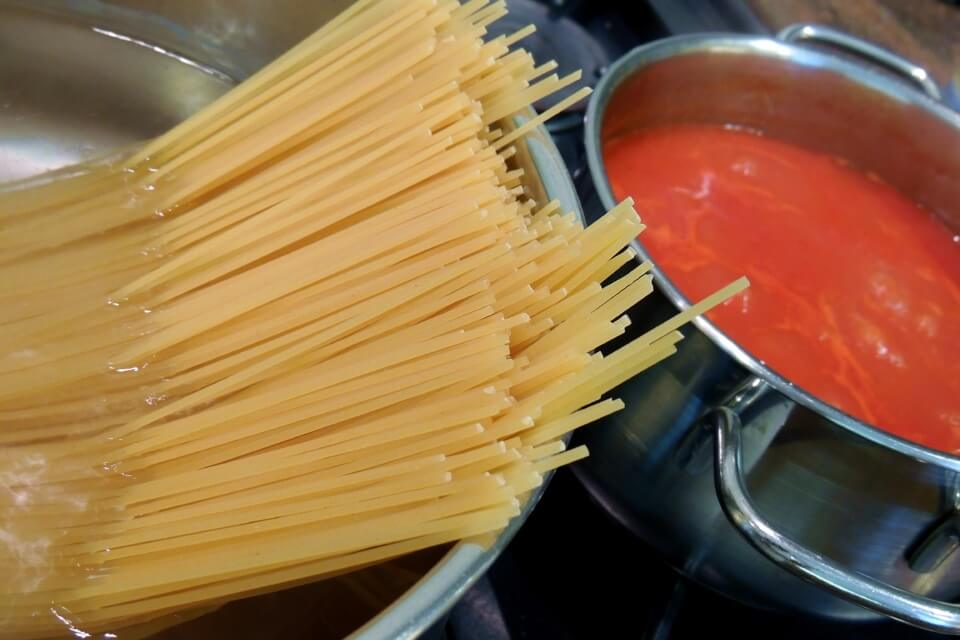 Спагеті з червоним соусом
