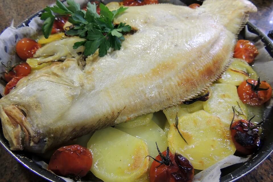 Риба "турбо" на картопляному ложі