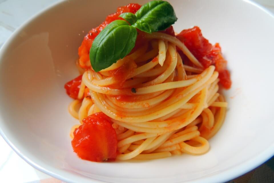 спагетті із червоним соусом