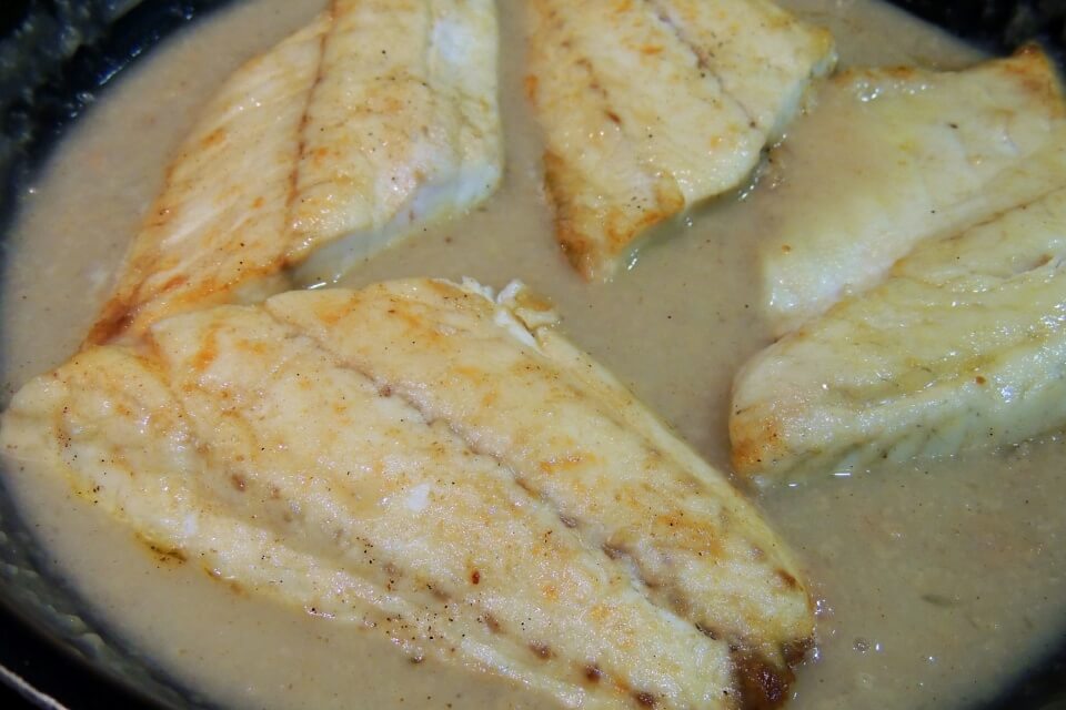 Філе риби у масляному соусі