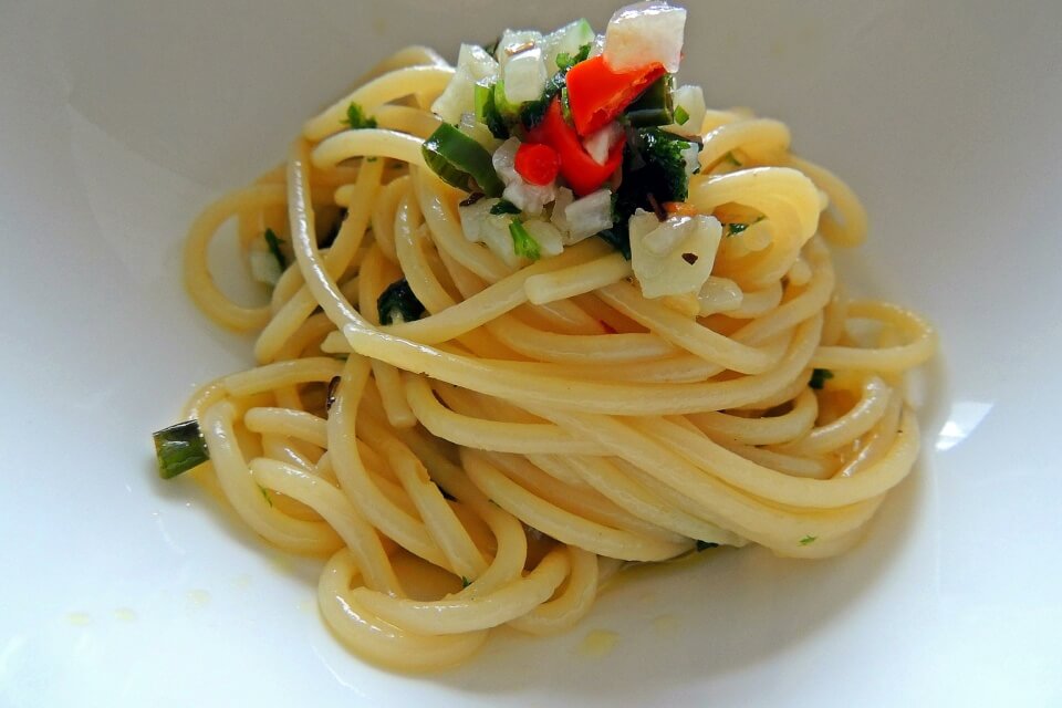 Спагеті з олією, часником і чілі
