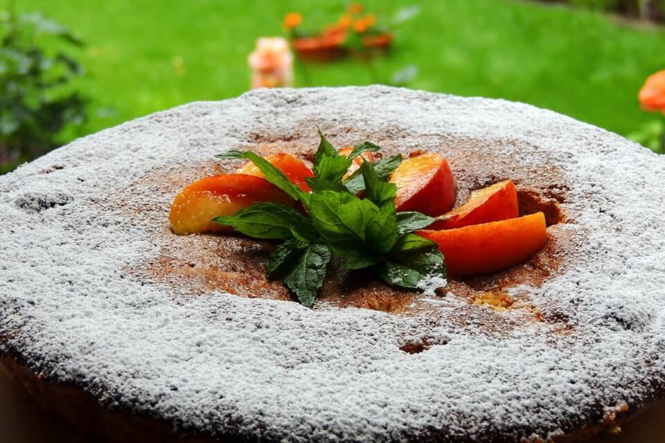 Персиковий пиріг з печива амаретті